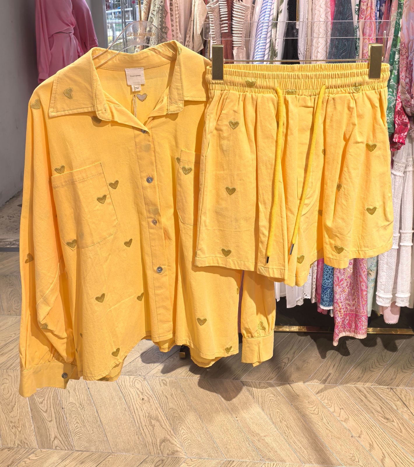 Set yellow heart