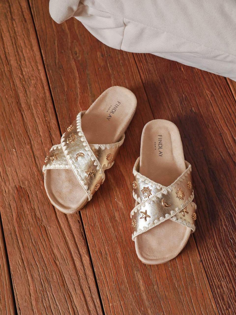 SLIPPERS GOLD SHELLS