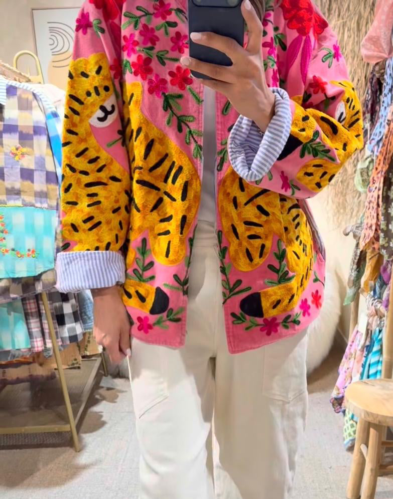Jacket embroidery lion fushia