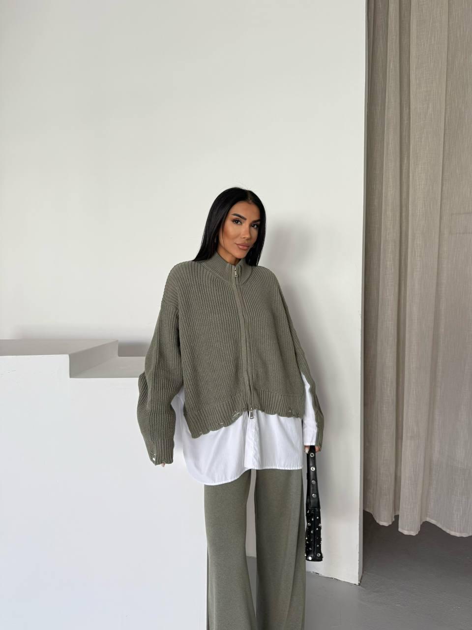 Olive set attached shirt